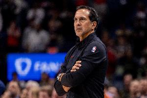 Skip：斯波为阿德巴约鼓掌时心不在焉 他知道这是NBA的耻辱 配图