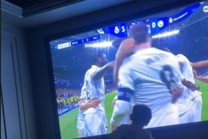 贝尔家中观看皇马vs曼城，社媒晒照庆祝皇马取胜：Hala Madrid！ 配图