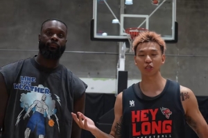 国内野球手许涛和史蒂芬森单挑局!师弟依旧潇洒 毕竟是前NBA球员 配图