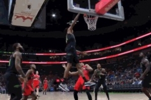 势头不对！英格拉姆连续失误 墨菲反击跟进战斧劈扣打停猛龙 配图