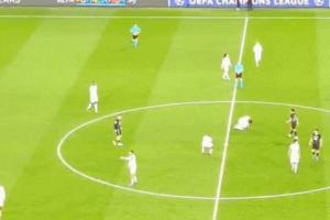 赛后维蒂尼亚找恩佐聊天被其一把推开,维蒂尼亚持续沟通解释 配图