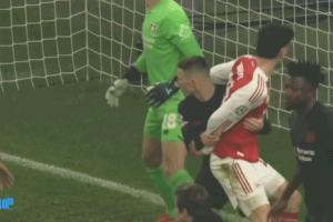 有点严!哈弗茨与格里马尔多角球中有身体接触,各染一黄 配图