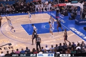 这不是3+1？哈登弧顶单挑班凯罗三分命中被后者扑倒没吹 配图