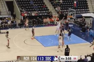 包夹来了！杨瀚森低位闪电转身绕开防守 可惜上篮没进 配图