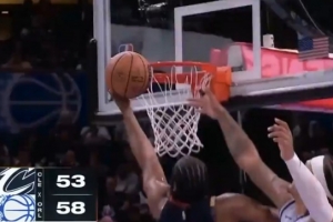 节奏大师！哈登突破小停顿+欧洲步定住防守轻松上篮得分 配图