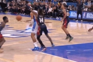 玩起来了！班凯罗背身单打吸引包夹 不看人妙传小卡特三分！ 配图