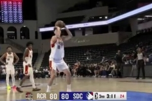 只能靠犯规了！杨瀚森篮下要空接被犯规 罚球继续涨分 配图