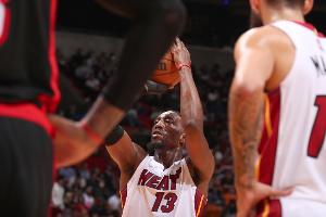 韦德:阿德巴约前三节发挥完美 但人们只盯着变成闹剧的最后5分钟 配图