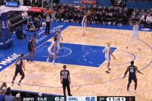 上来就进！哈登单打标志性后撤步三分命中 反超比分！ 配图