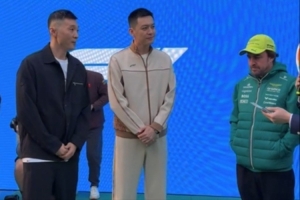 梦幻联动！杨鸣和刘炜参加F1上海站活动 与车手阿隆索互动 配图