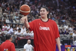 媒体人：张子宇是双刃剑 提供高效个人进攻 但影响全队的攻防发挥 配图