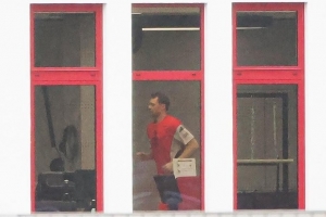 德媒：拜仁门将诺伊尔今天在健身房进行了恢复性训练 配图