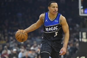 解说：骑士和魔术是潜在的季后赛对手 贝恩本赛季表现很不错 配图