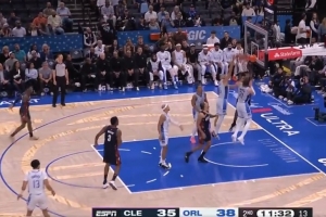 翻江倒海！莫布里拼下前场篮板直接隔扣&强攻篮下打成2+1 配图