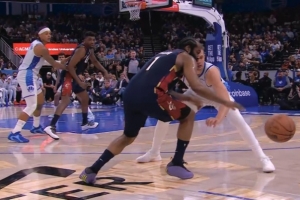 哈登持球被大瓦格纳干扰出界&裁判吹魔术球权 骑士挑战成功 配图