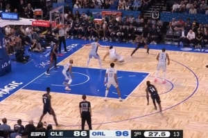 止血！米切尔晃倒新秀庞达 随后空位三分稳稳命中 配图