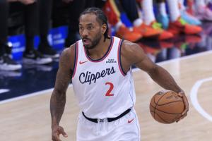 战神卡!伦纳德无差别单打半场13中10砍下28分 罚球6中6 配图