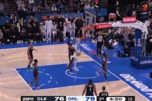 大将胆边生！席尔瓦三分线外晃飞哈登 突破起飞双手暴扣！ 配图