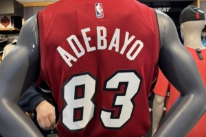 83号定制球衣！为纪念阿德巴约生涯之夜 热火商店推出定制版球衣 配图