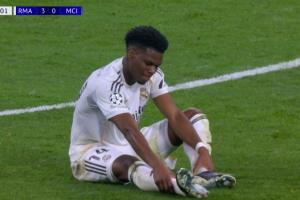 琼阿梅尼争顶落地时受伤,短暂治疗后回到场上 配图