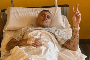 接受膝盖手术！意大利名宿维埃里晒住院图：这一关也闯过去了 配图