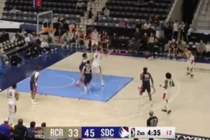 队友舒服了！杨瀚森助攻并挡住身位&肯特轻松上篮得分 配图