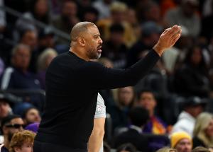 乌度卡：我们没能保持专注让我有些失望 球员因投不进而垂头丧气 配图