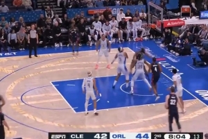 小打大！哈登单挑班凯罗 倚住防守左路突击上篮打中 配图