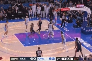 闲庭信步！哈登持球强攻 欧洲步过掉防守上篮扳平比分 配图