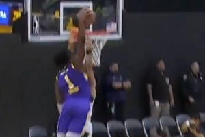 身体素质没得说！湖人新秀阿杜·蒂耶罗在发展联盟上演炸裂隔扣 配图