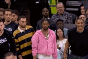 年轻人真猛啊！新秀克利福德突破单臂隔扣蒂尔曼 国王替补席兴奋 配图