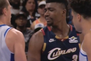 表情有点不屑~托布拼抢被犯规但手上有动作 大瓦格纳上前与其理论 配图