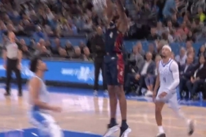 探囊取物！施罗德送吊传 莫布里接球转身空篮扣进打停魔术 配图