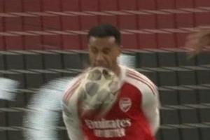 太勇敢了!加布里埃尔用脸挡住对手射门,这下看着都疼 配图