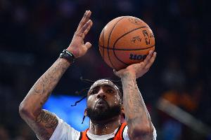 攻防俱佳！琼斯半场4中4&罚球4中4一个都不丢得12分 另有4次抢断 配图