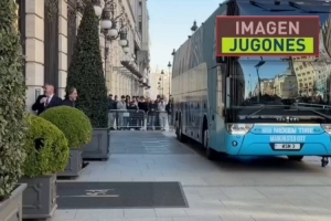 瓜帅赛后离开酒店启程返回曼彻斯特,面带笑容向球迷挥手 配图