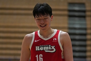 先声夺人！杨瀚森勾手命中后篮下再中 开场4分入账 配图