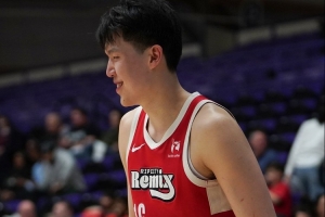 弹无虚发！杨瀚森低位要球翻身勾手再中 7中7已砍17分 配图