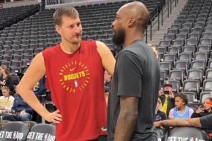 夺冠老队友！约基奇和杰夫·格林赛前寒暄许久 配图