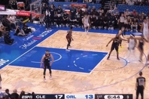 不太妙！莫布里扑防萨格斯三分再被吹犯规 半节时间不到累计2犯 配图