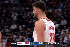 活久见！申京撅腚太久了 被吹背身五秒违例！ 配图