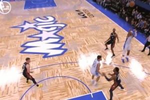 冲太凶！莫布里扑防点腕送班凯罗三分犯规 本场第二次送三分犯规 配图