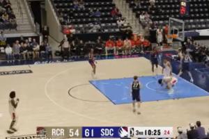 没有大碍~杨瀚森低位转身反篮上进后受伤下场 回更衣室检查后回归 配图