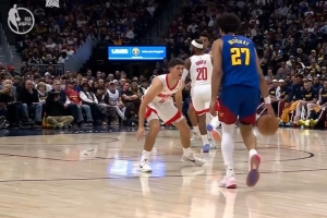 追着打！贾马尔·穆雷弧顶单挑谢泼德 扬手三分一箭穿心 配图