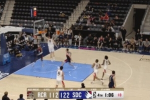 防守确实好起来了！杨瀚森先送钉板大帽 随后贴防逼迫对手失误 配图