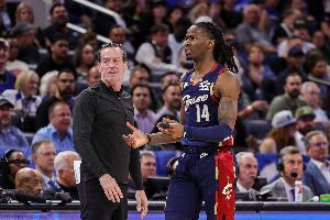 埃利斯：魔术倾向于冲筐 一开始我们让他们上篮有点太容易了 配图