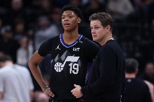 先展示实力再输球！爵士一度领先18分&最多落后22分 最终输17分 配图