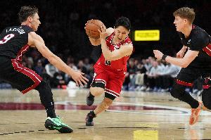 河村勇辉：学英语不容易 但我进步挺快 因为我尽量多和队友交流 配图