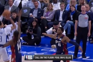 亏！埃利斯封盖被吹犯规&骑士挑战成功 埃利斯激动吃T 霍华德三分 配图