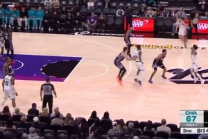 手感来了怎么投都进！三球接锅三分 踩着logo直接压哨扔进！ 配图